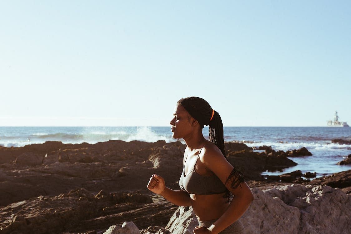 To minimize risk of injuries, it's advisable to wear suitable footwear that provides proper support and cushioning during sprinting. (RF._.studio/ Pexels)